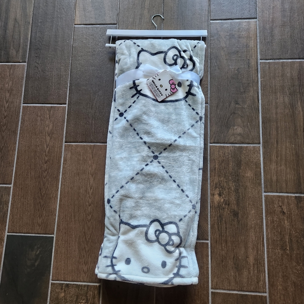 Hello Kitty throw/ blanket 50"×70